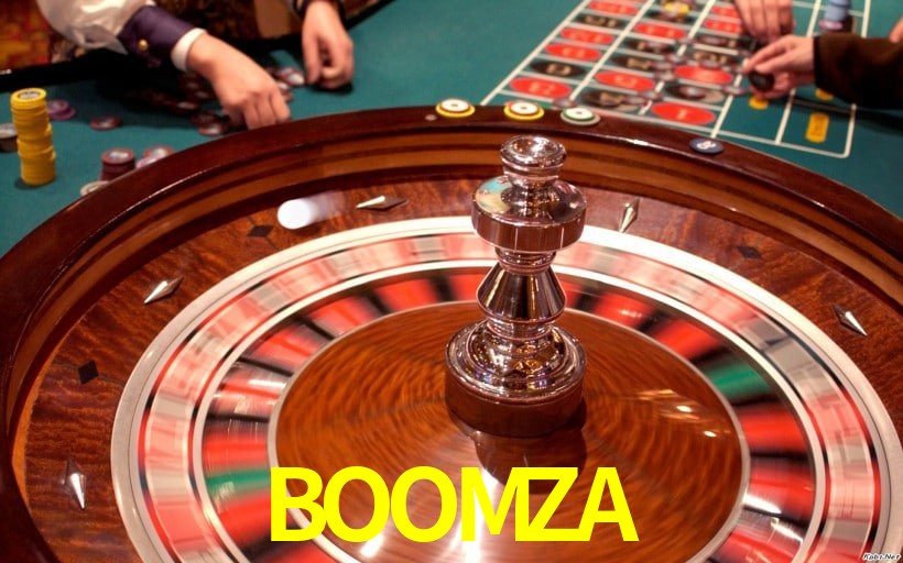 Escena dinámica inspirada en casino con iluminación BOOMZA, cartas, fichas e íconos de juegos digitales en un espacio moderno de juegos.